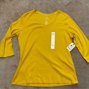 NWT. ST. JOHNS BAY THREE-QUARTER INCH SLEEVE VNECK